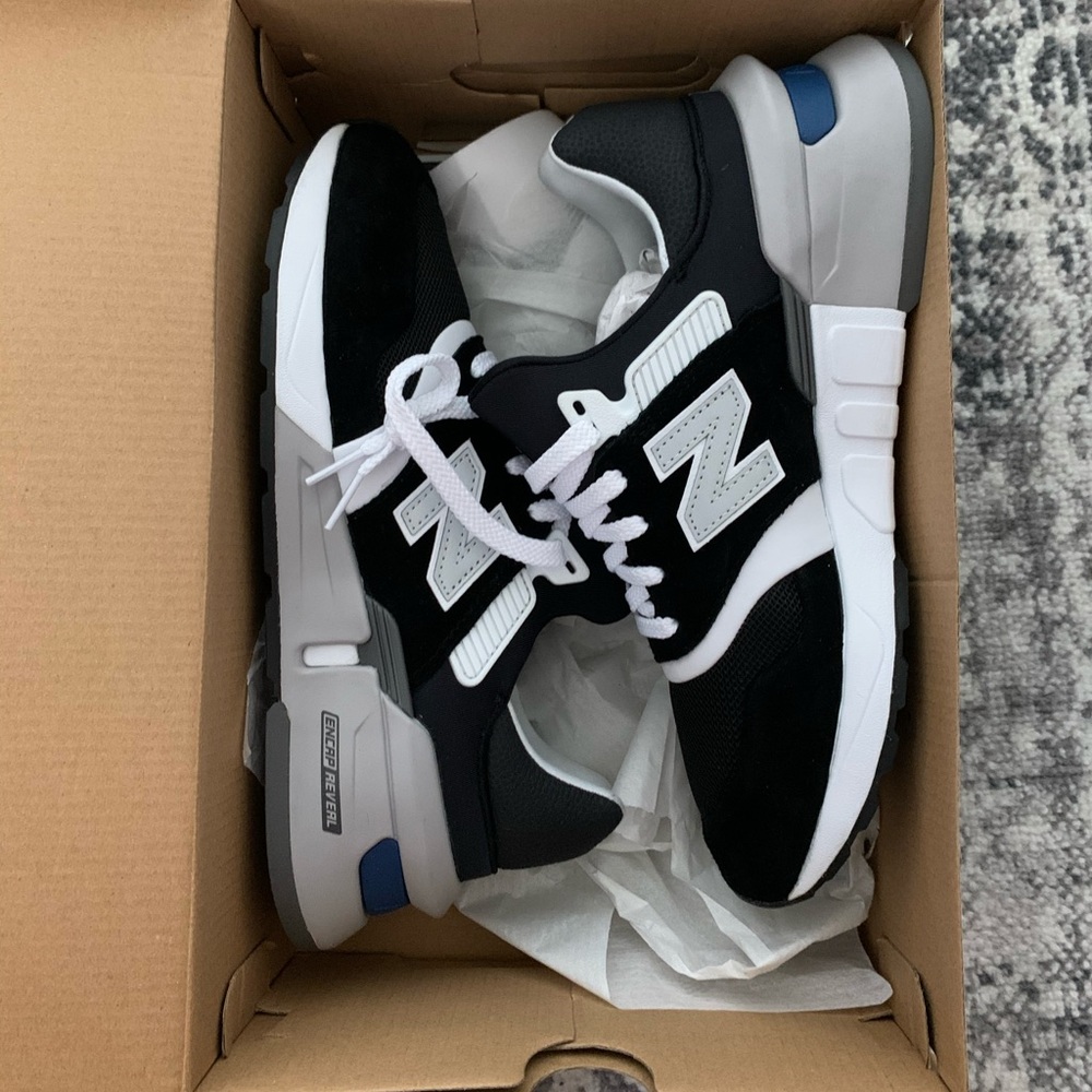 New balance sneakers! Never worn! Retail $120